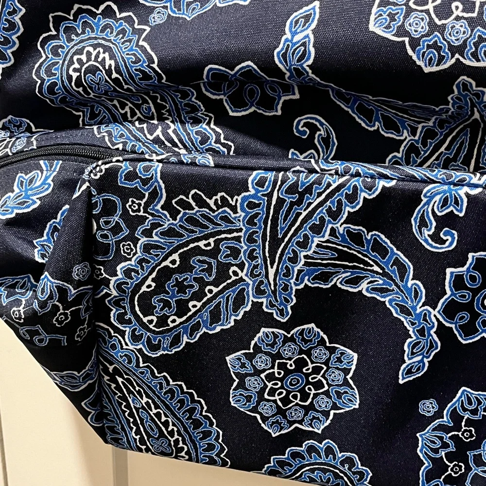VERA BRADLEY NAVY BLUE PAISLEY DESIGN WEEKEND/TRAVEL EXPANDABLE TOTE